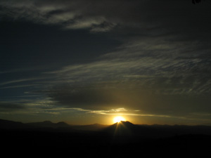 El Sol al atardecer ocultándose detrás del ajusco el 11 de marzo, visto desde el Teuhtli. (foto: Raúl González Cortés)