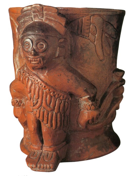 Personaje con atuendo de Tlaloc con un quipu andino.