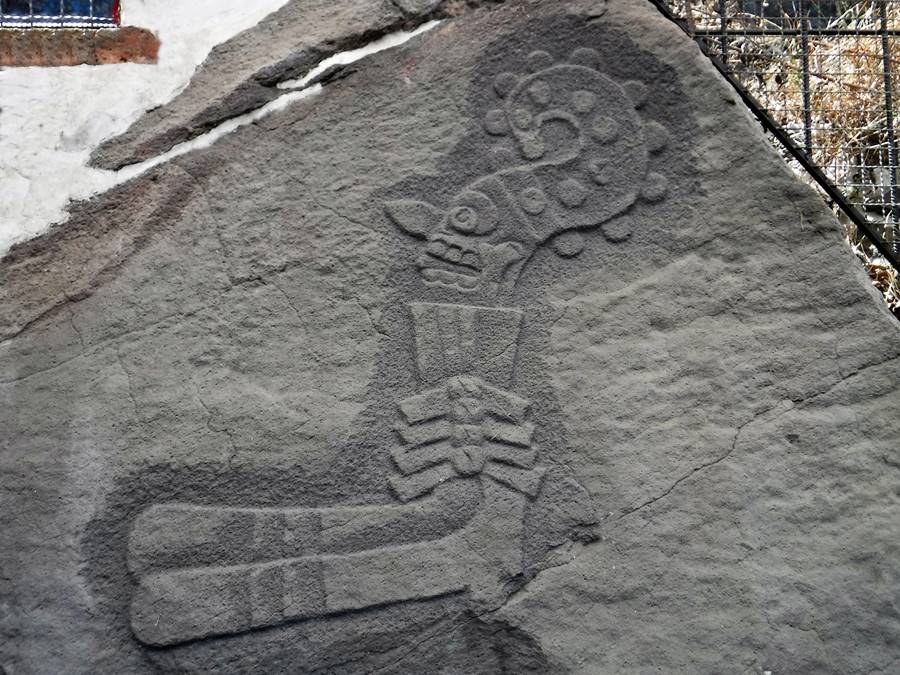 Xonecuilli-o-baston-del-dios-Quetzalcoatl-en-los-petrograbados-de-Cuahilama